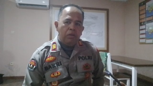 Kasi Humas Polres Jeneponto, AKP Bakri saat memberikan keterangan Pers di Mapolres Jeneponto (Dedi/sulselsatu)