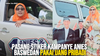 VIDEO: Aksi Relawan Pasang Stiker Kampanye Anies Baswedan Pakai Uang Pribadi
