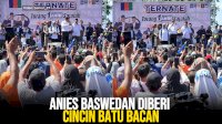 VIDEO: Anies Baswedan Diberi Cincin Batu Bacan oleh Pendukungnya saat Kampanye di Ternate