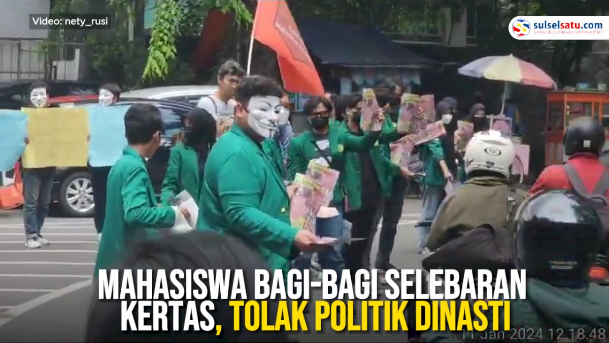 VIDEO: Mahasiswa Bagi-bagi Selebaran Kertas, Tolak Politik Dinasti