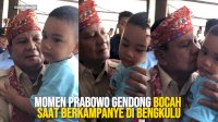 VIDEO: Momen Prabowo Gendong Bocah saat Berkampanye di Bengkulu