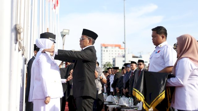 Wali Kota Makassar Moh Ramdhan Pomanto melantik ratusan pejabat tinggi pratama, administrator, hingga lurah di Anjungan Pantai Losari. Foto: Istimewa