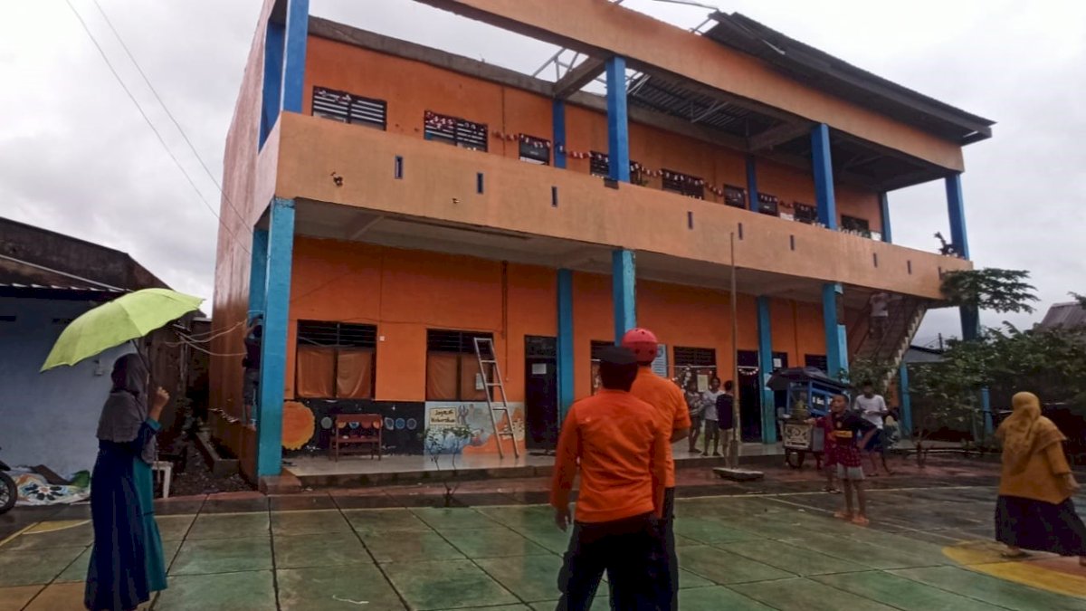 Angin Puting Beliung Rusak Dua Rumah di Kecamatan Manggala