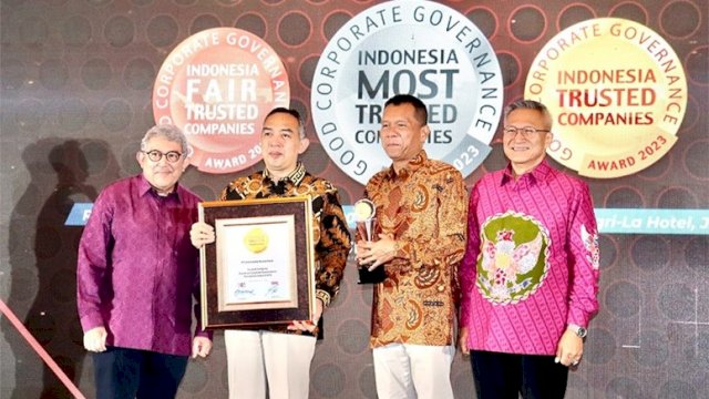 Direktur Utama Infomedia Eddy Sofryano (kedua dari kiri) saat menerima penghargaan Indonesia Trusted Company Based on CGPI pada ajang Indonesia Good Corporate Governance Award. Foto: Istimewa