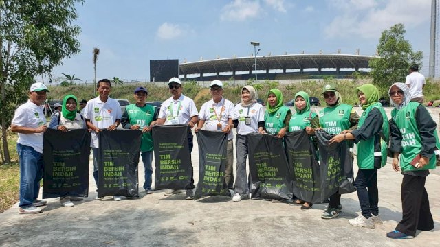 Tim bersih indah yang dilakukan Pegadaian Liga 2 untuk berkontribusi terhadap lingkungan. Foto: Istimewa