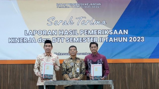 PJ Sekda Kota Makassar Firman Hamid Pagarra bersama Ketua DPRD Kota Makassar Rudianto Lallo terima LJPK dari BPK Sulsel. Foto: Istimewa