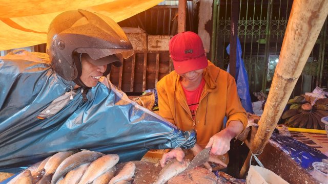 Masyarakat saat membeli ikan di pasar. Foto: Istimewa