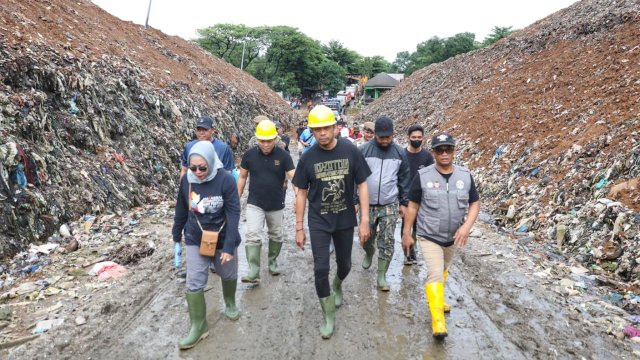 PJ Sekda Kota Makassar Firman Hamid Pagarra bersama tim mengunjungi lokasi Tempat Pembuangan Akhir (TPA) Antang. Foto: Istimewa