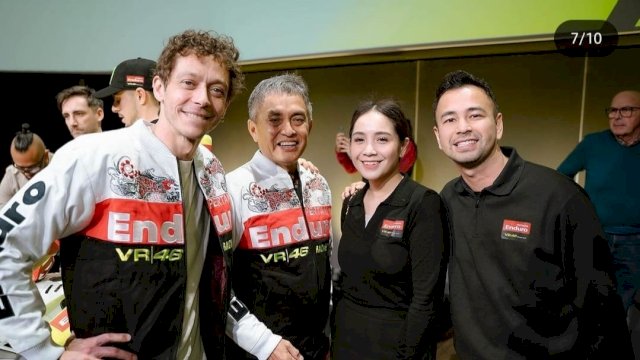 Raffi Ahmad bersama Nagita Slavina saat berfoto bersama dengan Valentino Rossi. Foto: Instagram Raffinagita1717