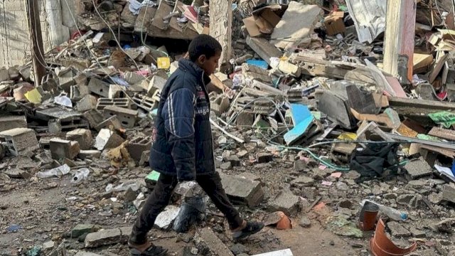 Seorang anak yang berjalan di reeruntuhan bangunan akibat serangan Israel di Palestina. Foto: Instagram eye.on.palestine