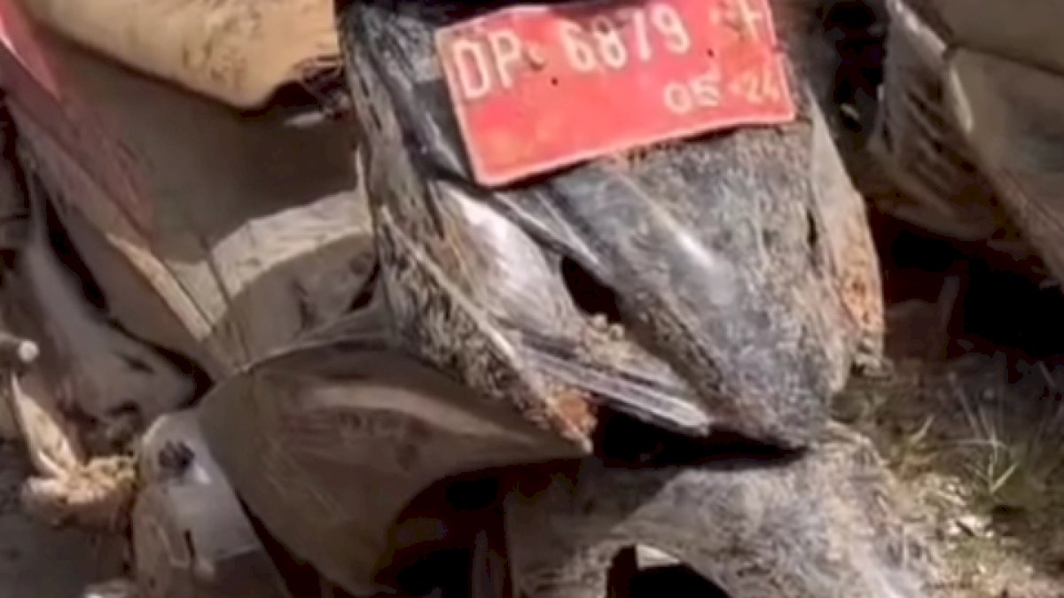 VIDEO: Penampakan Kendaraan yang Tertimbun Longsor di Luwu