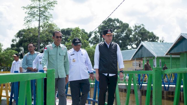 Pj. Bupati Kolaka Andi Makkawaru dan disaksikan Wakil Presiden Direktur PT Vale Indonesia Tbk Adriansyah Chaniago saat melihat jalan penghubung wisata titan beton. Foto: Istimewa