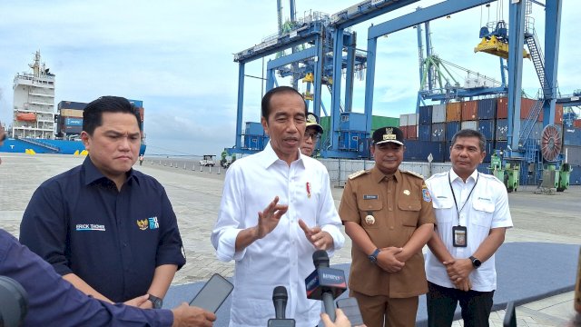 Presiden Jokowi didampingi Menteri BUMN Erick Thohir, Pj Gubernur Sulsel Bahtiar Baharuddin, Dirut Pelindo Arif Suhartono saat peresmian MNP di Kota Makassar. Foto: Sri Wahyu Diastuti / Sulselsatu.com.