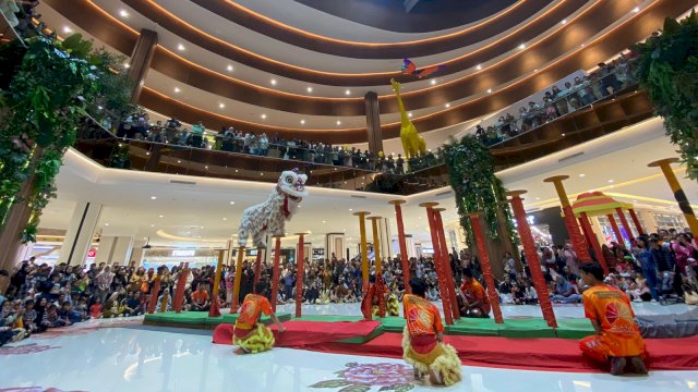 Pertunjukan Barongsai Tonggak di TSM Makassar. Foto: Istimewa