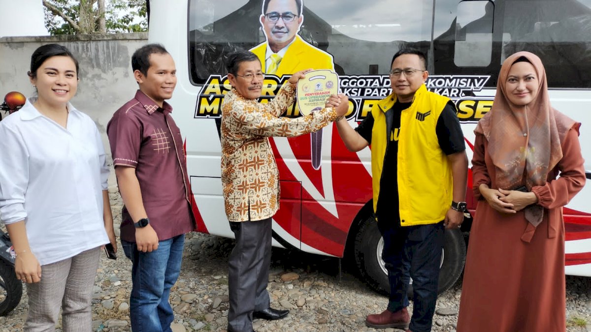 Anggota DPR RI Muhammad Fauzi Serahkan Bantuan Bus ke Yayasan Kesehatan Gereja Toraja