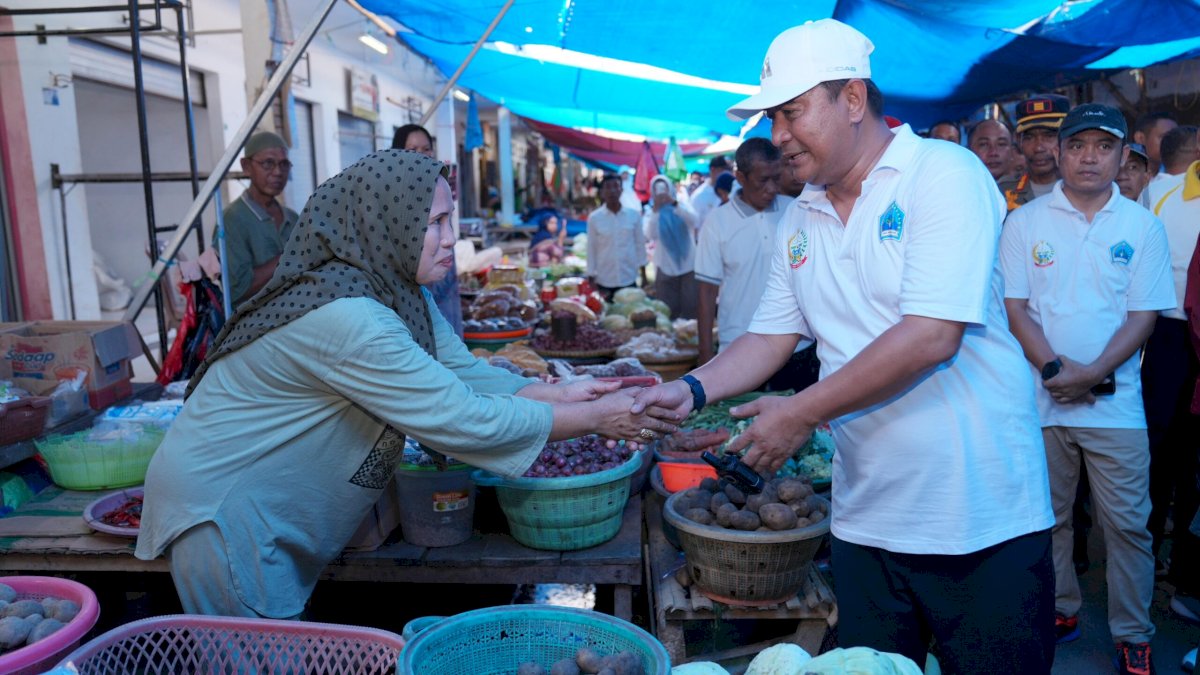 Pj Gubernur Sulsel Jalan Santai Bersama Warga dan Cek Harga Kebutuhan Pokok di Pasar Bantaeng