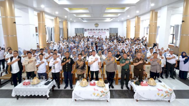 Bupati Gowa Adnan Purichta Ichsan saat deklarasi pemilu damai putih abu-abu. Foto: Istimewa