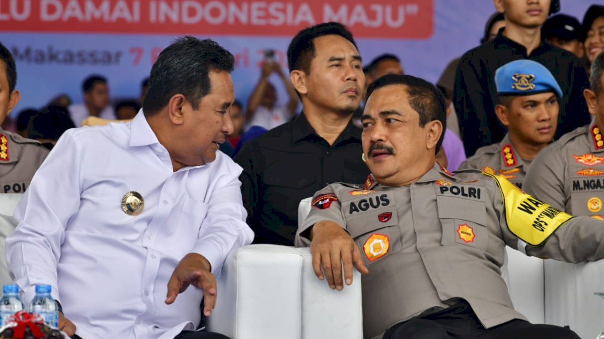 Wakapolri Komjen Agus Andrianto Bagi-bagi Hadiah Umrah ke Warga di Makassar