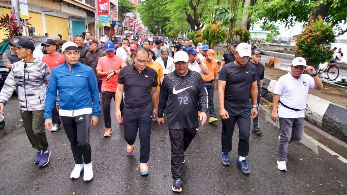 Cooling Down Jelang Pemilu 2024, Pj Gubernur Sulsel Inisiasi Jalan Sehat dan Bakti Sosial di Pantai Losari