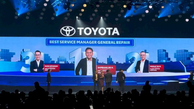 Ranu Setiawan dari Kalla Toyota raih penghargaan. Foto: Istimewa