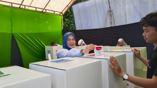 Ketua DPC Demokrat Gowa Risma Kadir Nyampa menyalurkan hak pilihnya di TPS 5 Desa Pabbentengan, Kecamatan Bajeng. Foto/Sulselsatu