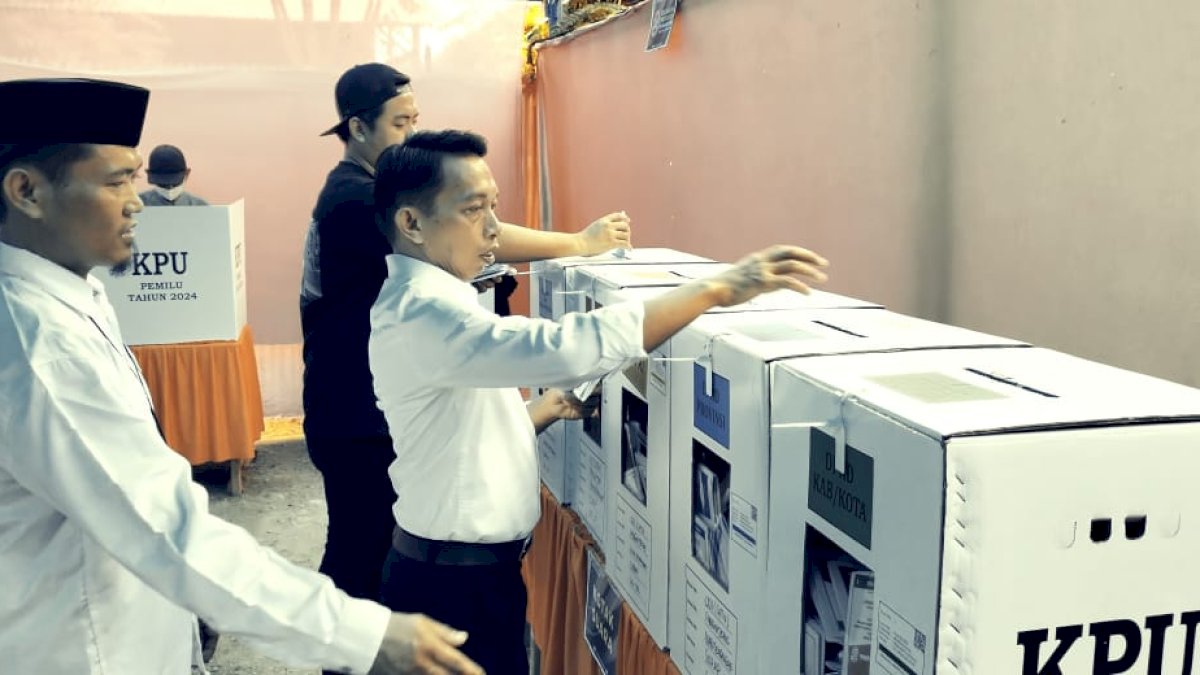 Ketua TPD AMIN Sulsel Syaharuddin Alrif Nyoblos di Sidrap Bareng Istri