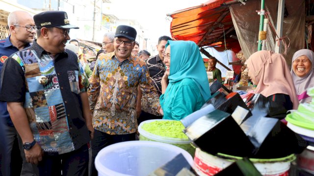 Pj Gubernur Sulsel Bahtiar Baharuddin bersama Wali Kota Makassar Moh Ramdhan Pomanto saat meninjau harga di pasar. Foto: Istimewa