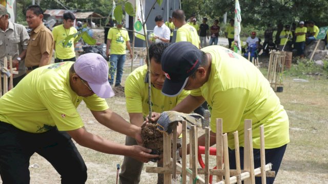 Bumi Karsa tanam pohon dalam rangkaian HUT ke-55 tahun. Foto: Istimewa