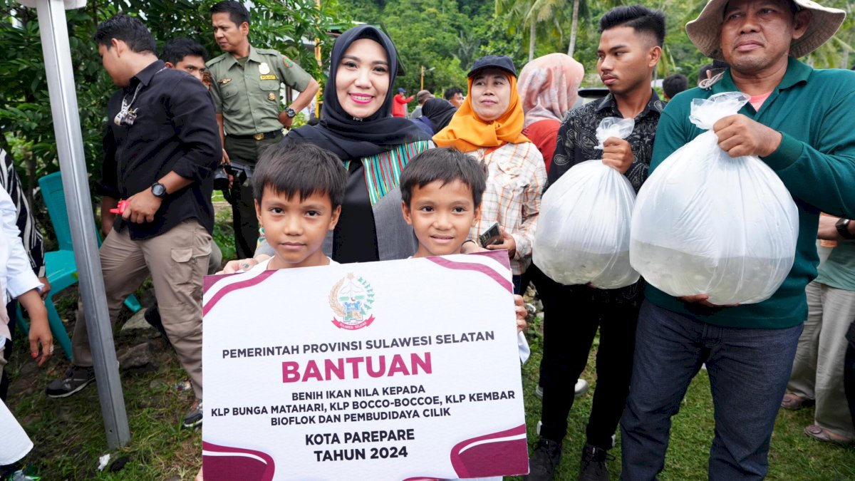 Pj Ketua PKK Sulsel Tebar Benur Udang Vaname dan Tanam Pisang Cavendish di Kota Parepare