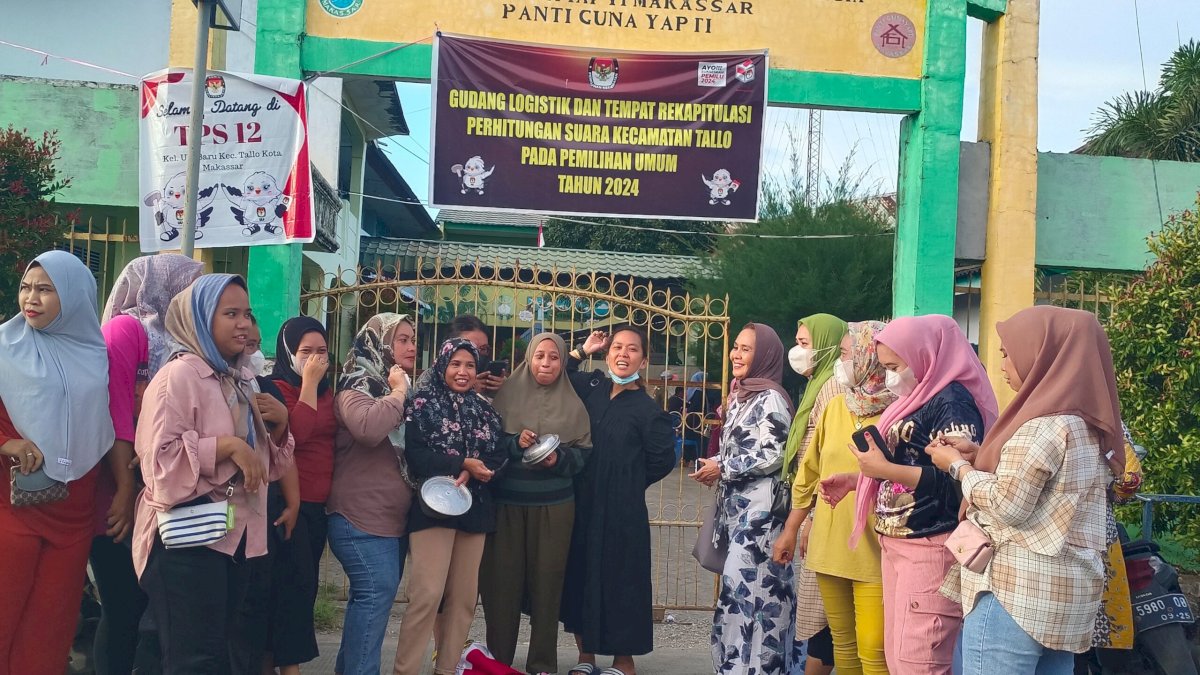 Minta Penyelenggara Netral, Puluhan Emak-emak Datangi Lokasi Perhitungan Suara di Kecamatan Tallo