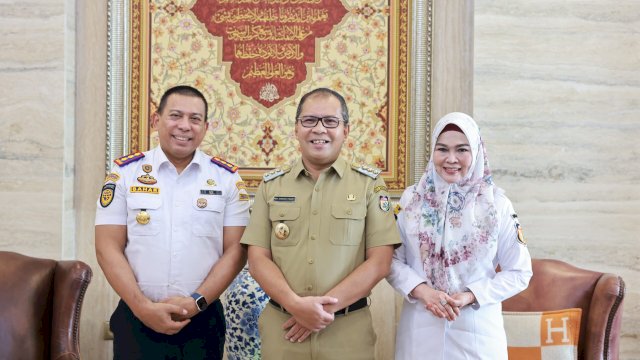 Wali Kota Makassar Danny Pomanto bersama kepala Balai Pengelola Transportasi Darat. Foto: Istimewa