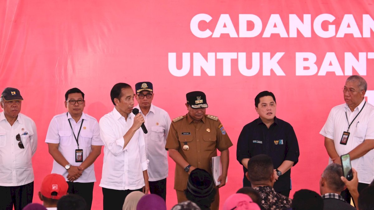 Presiden Jokowi Bagikan Bantuan Pangan kepada 1.000 KPM di Maros