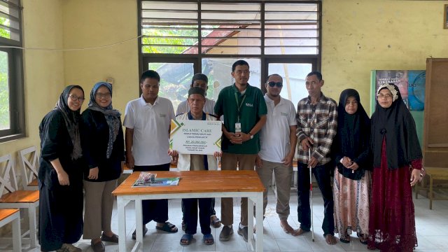 Serah terima bantuan dari LPPM Kalla Institute dalam program pendampingan usaha Asnaf Miskin. Foto: Istimewa