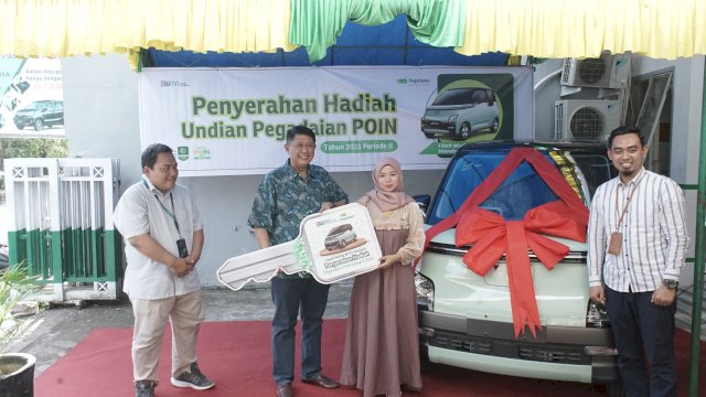 Nasabah Pegadaian cabang Daya menang hadiah grand prize mobil. Foto: Istimewa
