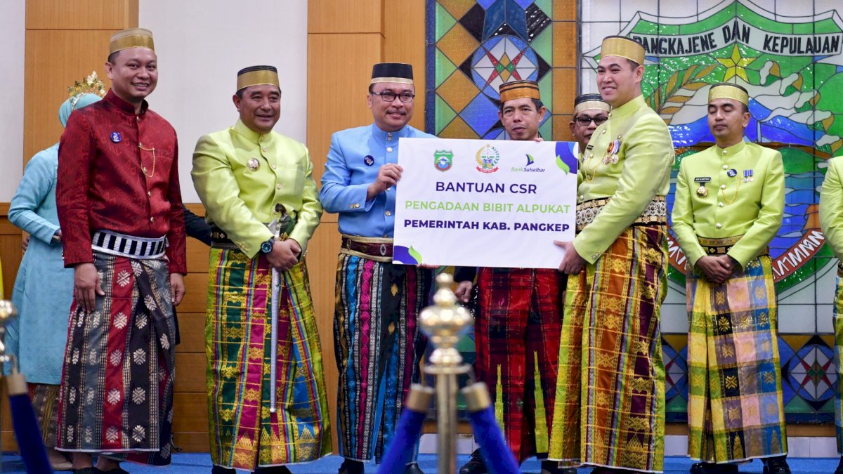 HUT ke-64 Pangkep, Pj Gubernur Sulsel Serahkan Bantuan dan Resmikan Proyek Pembangunan