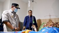 Kunjungi Korban Longsor Bastem Luwu, Pj Gubernur Sulsel Serahkan Santunan