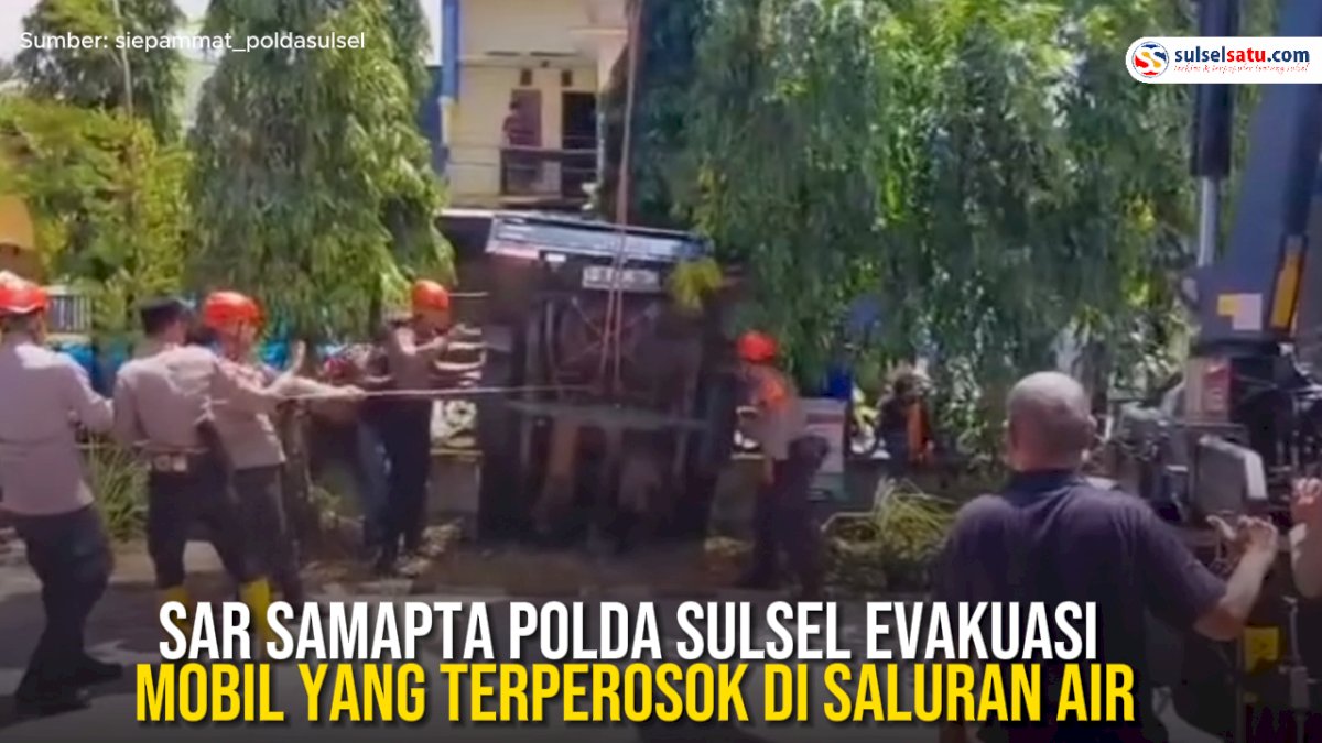 VIDEO: SAR Samapta Polda Sulsel Evakuasi Mobil yang Terperosok di Saluran Air