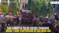 VIDEO: SAR Samapta Polda Sulsel Evakuasi Mobil yang Terperosok di Saluran Air