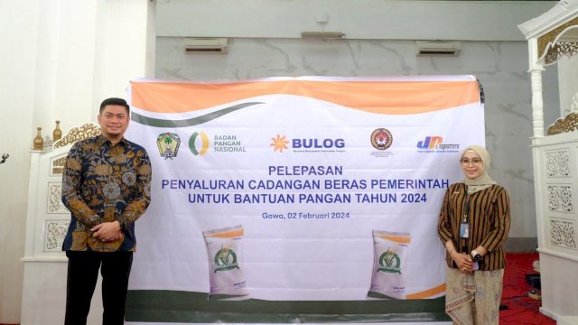 Bupati Gowa Adnan Purichta Ichsan bersama Pemimpin Cabang Perum Bulog Makassar Karmila Hasmin Marunta saat pelepasan bantuan pangan kepada masyarakat di Gowa. Foto: Istimewa
