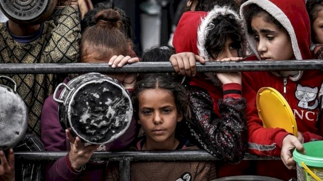 Anak-anak Palestina yang mengantre untuk mendapatkan makanan. Foto: Instagram eye.on.palestine