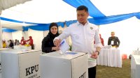 Bupati Gowa Bersama Istri Gunakan Hak Pilihnya di TPS 007 Kelurahan Tombolo