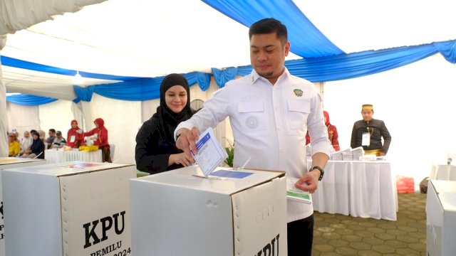 Bupati Gowa Adnan Purichta Ichsan bersama istri saat menyalurkan hak pilihnya. Foto: Istimewa