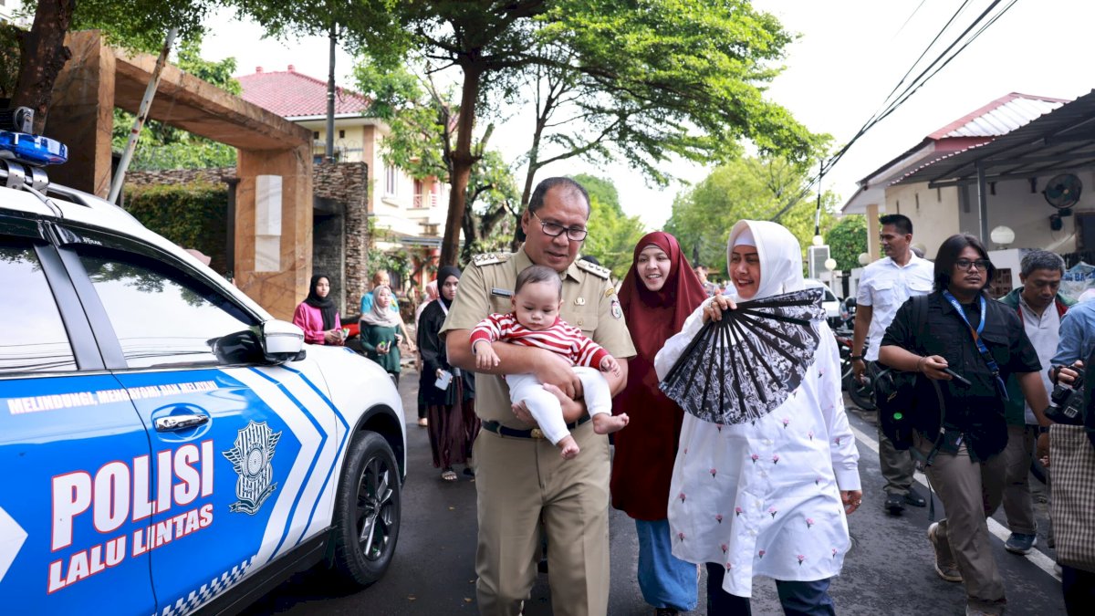 Wali Kota Makassar Danny Pomanto Gendong Cucu Menuju TPS 001 di Jalan Amirullah
