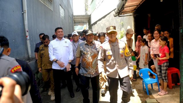 Bupati Gowa Adnan Purichta Ichsan mendampingi Pj Gubernur Sulsel Bahtiar Baharuddin dan Kapolda Sulsel Irjen. Pol. Andi Rian R Djajadi melihat proses pemilihan di TPS. Foto: Istimewa
