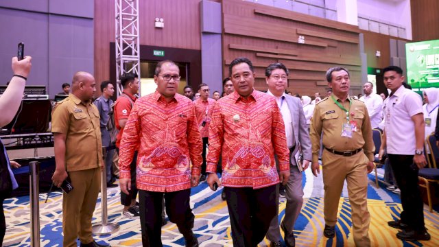 Pj Gubernur Sulsel Bahtiar Baharuddin didampingi Wali Kota Makassar Danny Pomanto yang hadir dalam Rapat Koordinasi Khusus (Rakorsus) Kota Makassar TA 2024 di Hotel Four Point by Sheraton. Foto: Istimewa