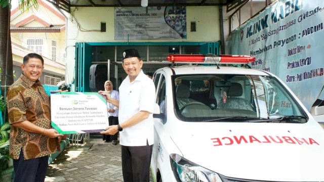 Pegadaian Kanwil VI Makassar saat salurkan bantuan mobil ambulance kepada YAPPMI. Foto: Istimewa