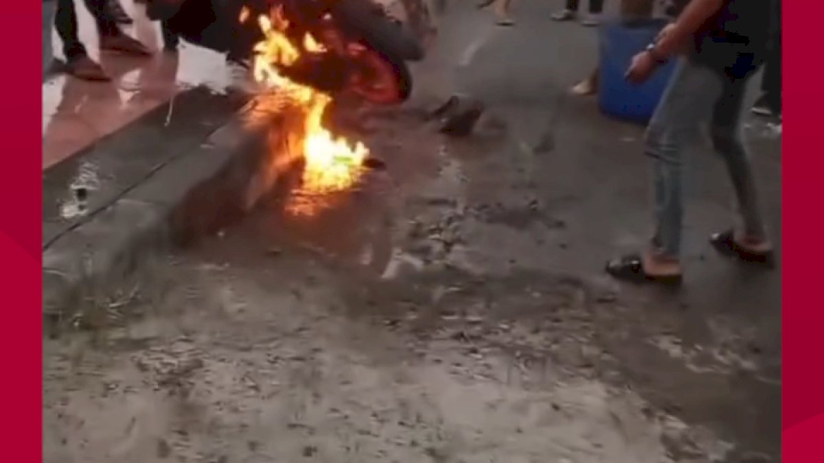 VIDEO: Motor Milik Warga terbakar di Pantai Seruni Bantaeng