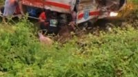 VIDEO: Mobil Ambulans Alami Kecelakaan Tunggal di Maros