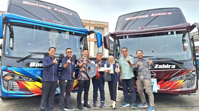 Hino Motors Sales Indonesia bersama Kumala Motor Sejahtera serahkan unit terbaru Hino Bus RM 280 ABS kepada PO Bintang Zahira. Foto: Sri Wahyu Diastuti / Sulselsatu.com.