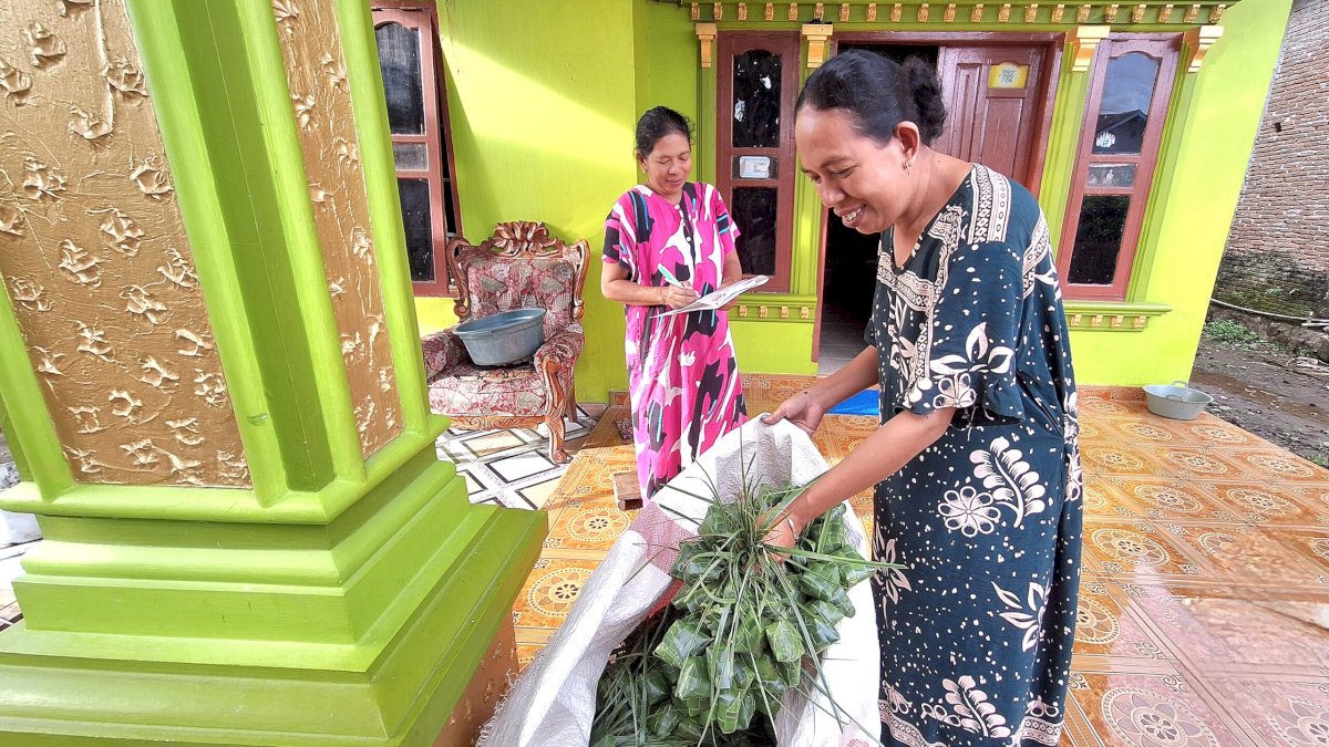 KUR Bantu Ibu-ibu Desa Julupamai Ubah Keterampilan Jadi Cuan